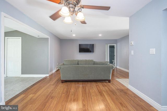 11 HIGH RD, Levittown, PA 19056