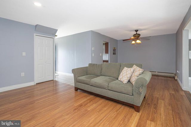 11 HIGH RD, Levittown, PA 19056