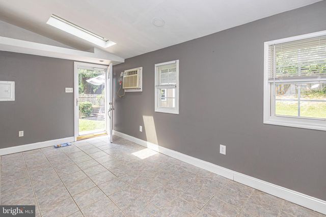 11 HIGH RD, Levittown, PA 19056
