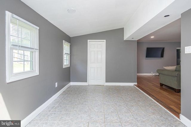 11 HIGH RD, Levittown, PA 19056