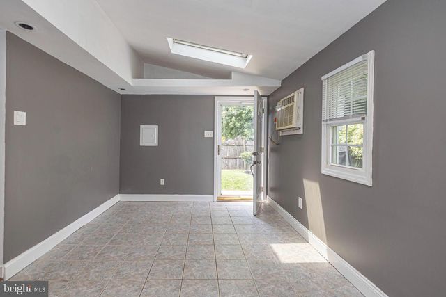11 HIGH RD, Levittown, PA 19056
