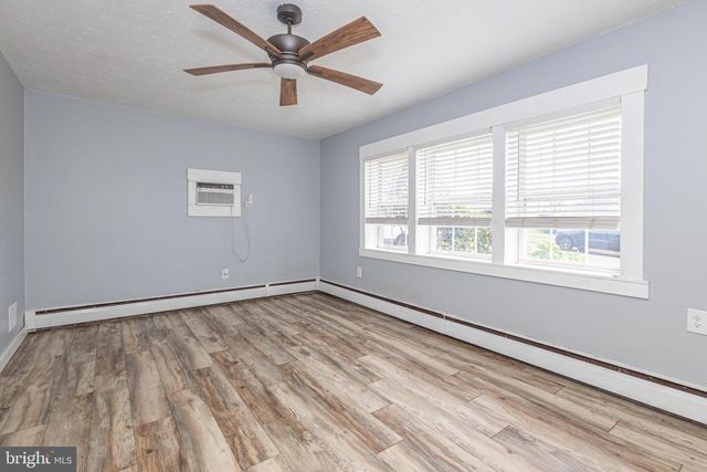 11 HIGH RD, Levittown, PA 19056