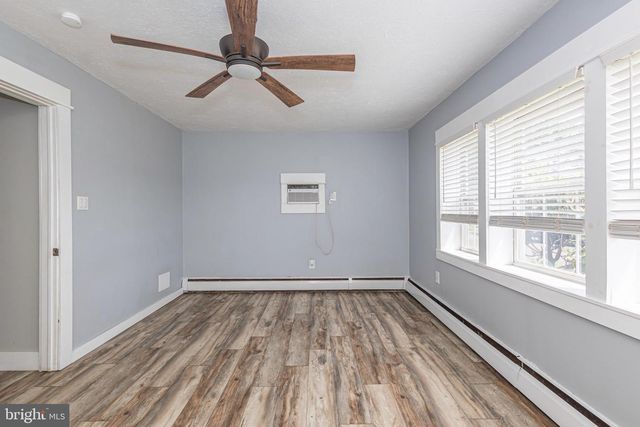 11 HIGH RD, Levittown, PA 19056