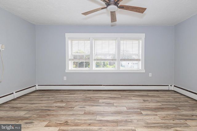 11 HIGH RD, Levittown, PA 19056