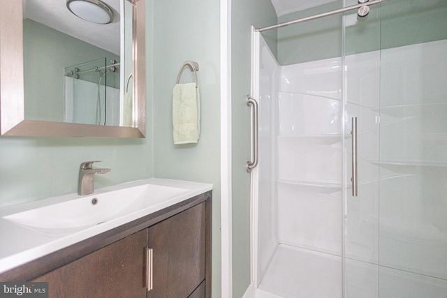 11 HIGH RD, Levittown, PA 19056