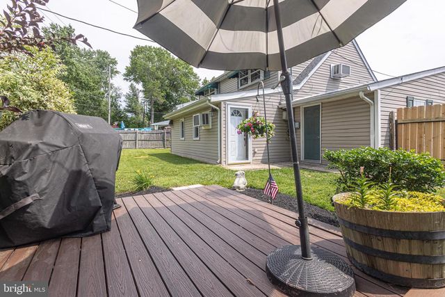 11 HIGH RD, Levittown, PA 19056