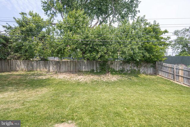 11 HIGH RD, Levittown, PA 19056