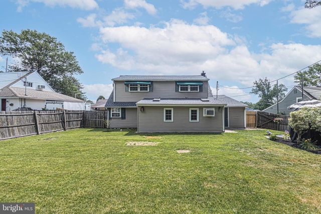 11 HIGH RD, Levittown, PA 19056