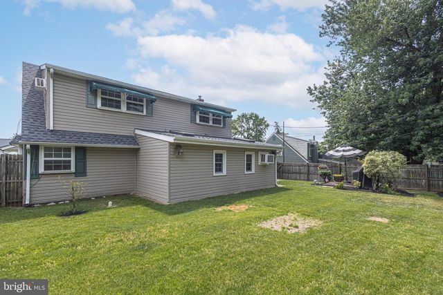 11 HIGH RD, Levittown, PA 19056