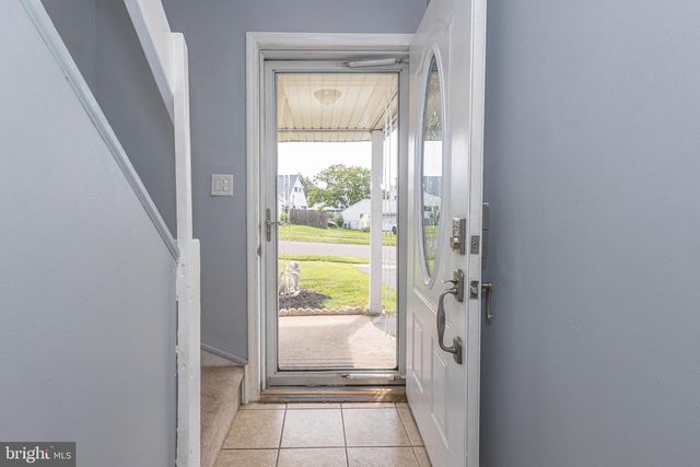 11 HIGH RD, Levittown, PA 19056