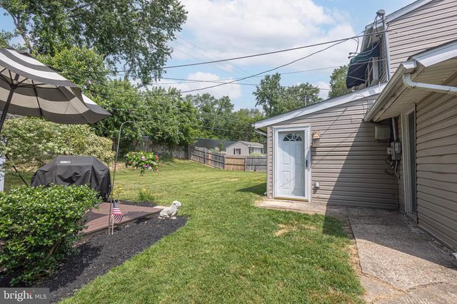 11 HIGH RD, Levittown, PA 19056