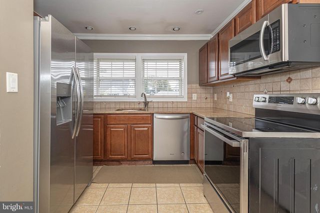 11 HIGH RD, Levittown, PA 19056