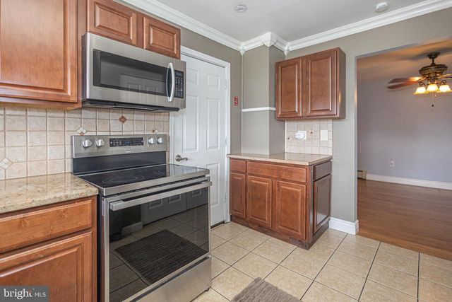 11 HIGH RD, Levittown, PA 19056