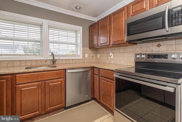 11 HIGH RD, Levittown, PA 19056