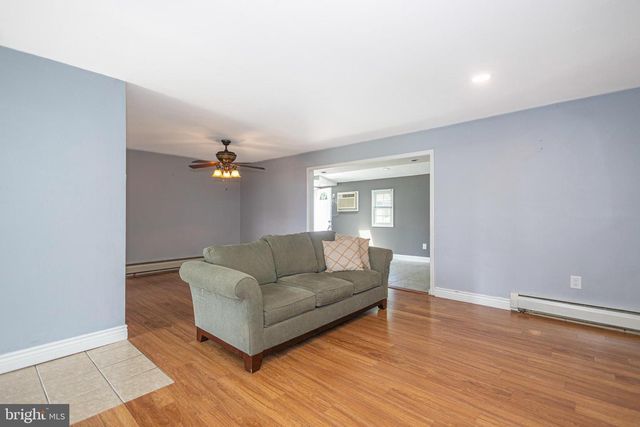 11 HIGH RD, Levittown, PA 19056