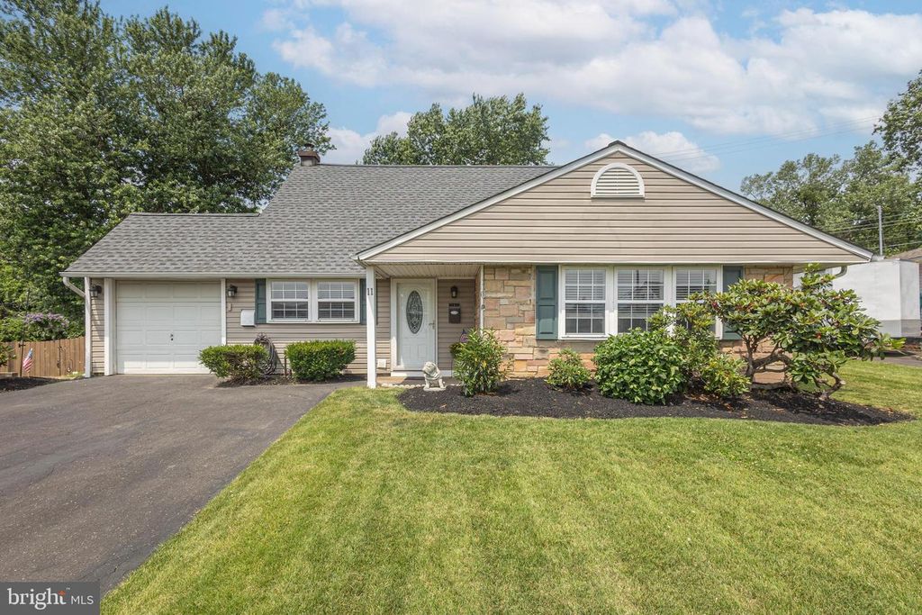 11 HIGH RD, Levittown, PA 19056