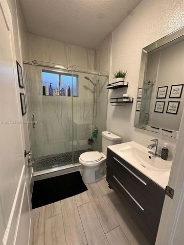 9117 NW 169th St, Miami Lakes, FL 33018