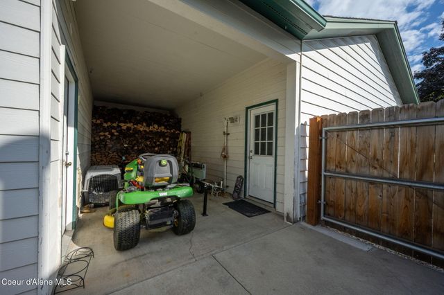 7671 N 4th St, Dalton Gardens, ID 83815