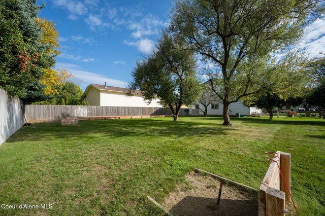 7671 N 4th St, Dalton Gardens, ID 83815