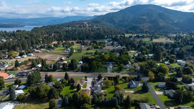 7671 N 4th St, Dalton Gardens, ID 83815