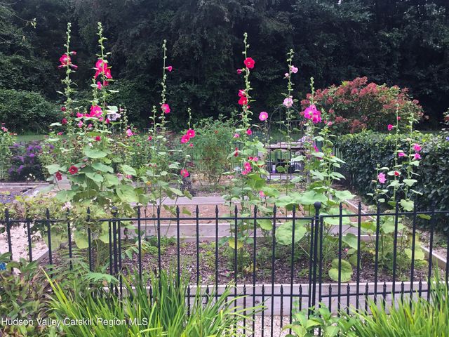 11 Presidential Drive, Kinderhook, NY 12106