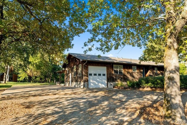 1614 Sherwood Road, Eufaula, OK 74432