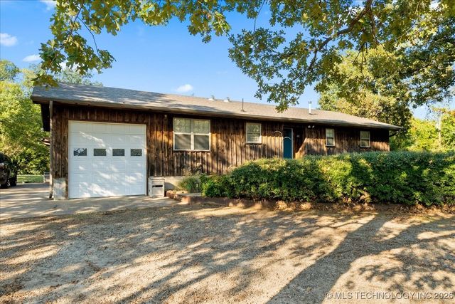 1614 Sherwood Road, Eufaula, OK 74432