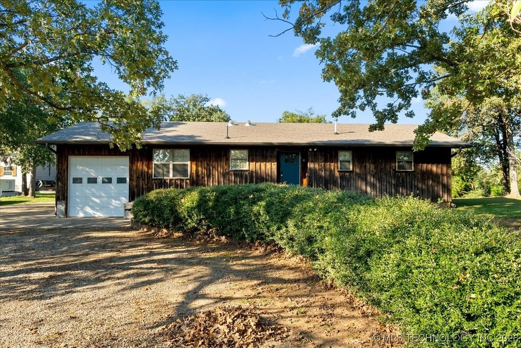 1614 Sherwood Road, Eufaula, OK 74432