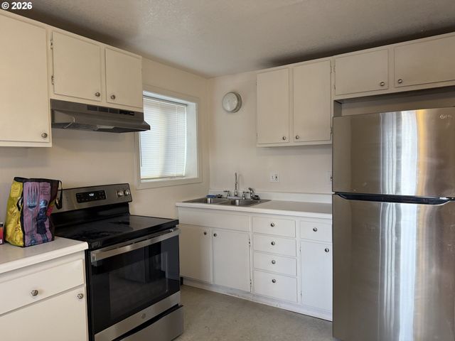 8220 N EDISON St, Portland, OR 97203