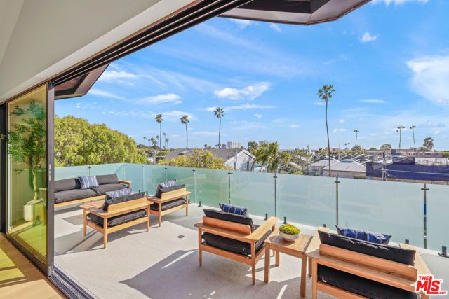 2530 Beverley Avenue, Santa Monica, CA 90405