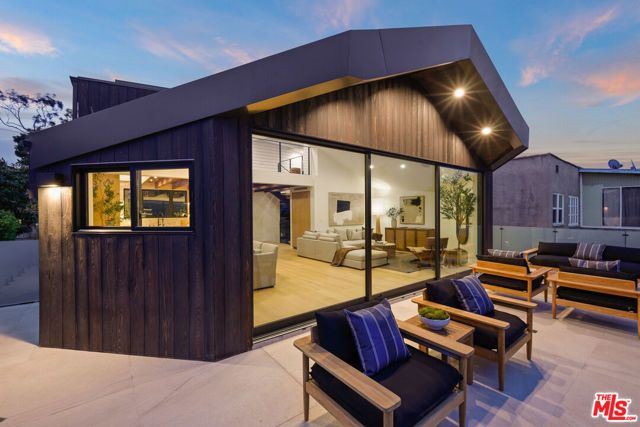 2530 Beverley Avenue, Santa Monica, CA 90405