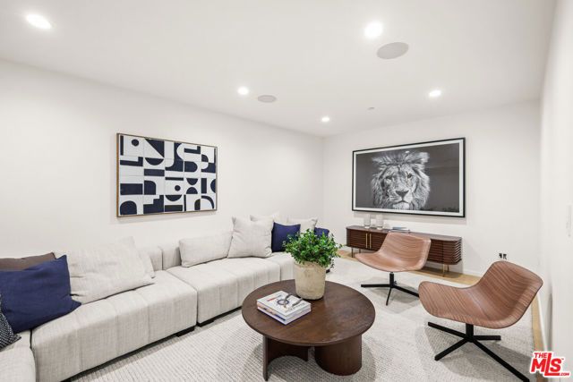 2530 Beverley Avenue, Santa Monica, CA 90405