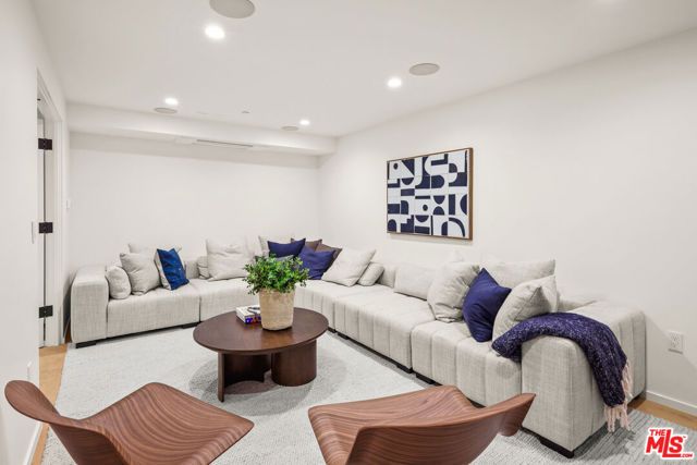 2530 Beverley Avenue, Santa Monica, CA 90405