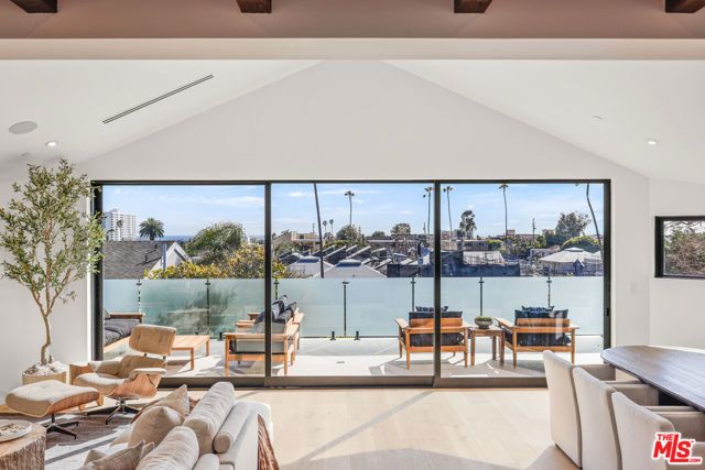 2530 Beverley Avenue, Santa Monica, CA 90405