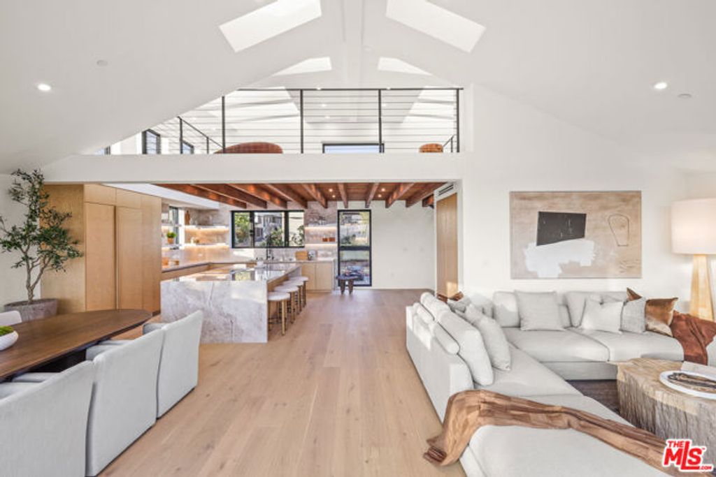 2530 Beverley Avenue, Santa Monica, CA 90405