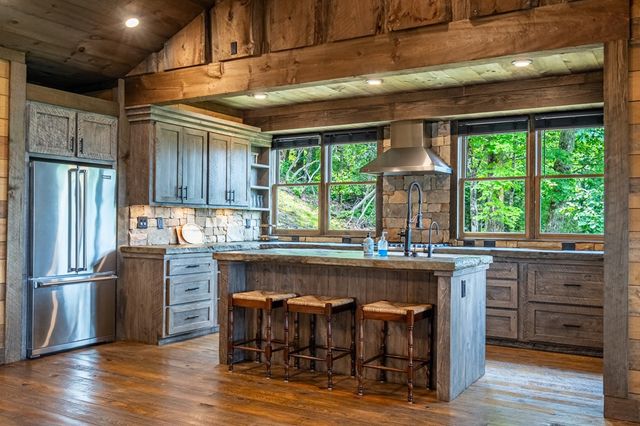 670 Brittney Drive, Blue Ridge, GA 30513