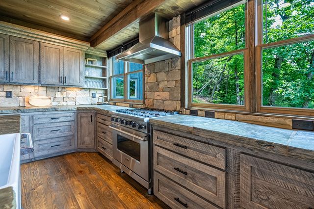 670 Brittney Drive, Blue Ridge, GA 30513