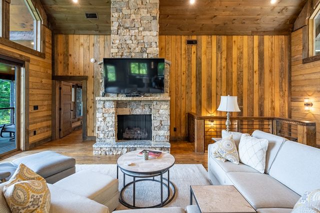 670 Brittney Drive, Blue Ridge, GA 30513