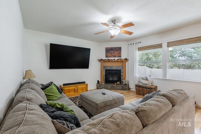 1030 N Powder River Dr, Middleton, ID 83644