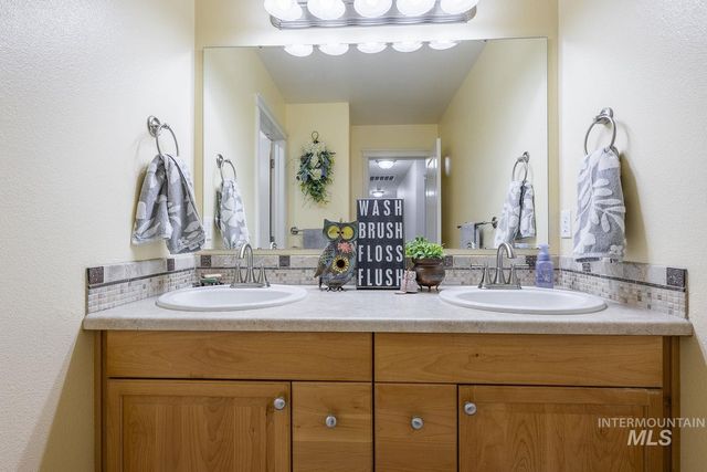1030 N Powder River Dr, Middleton, ID 83644