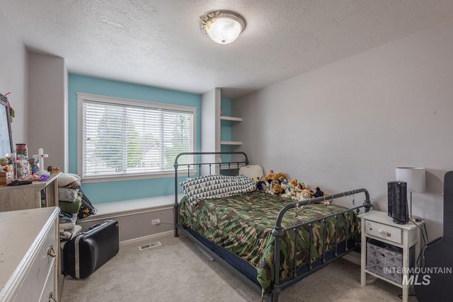 1030 N Powder River Dr, Middleton, ID 83644