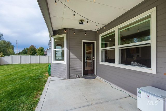 1030 N Powder River Dr, Middleton, ID 83644