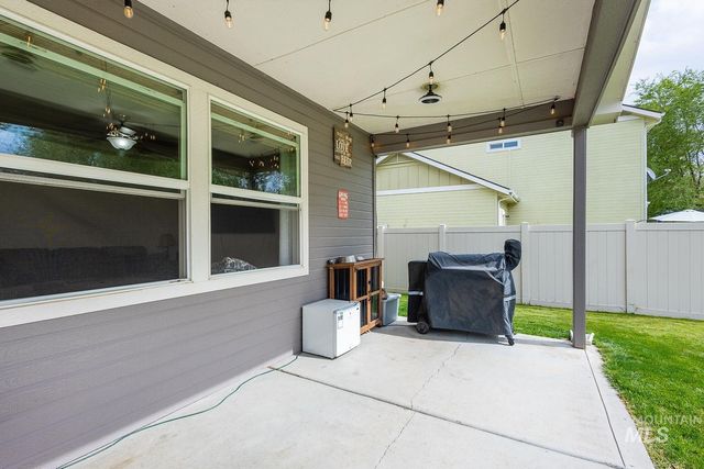 1030 N Powder River Dr, Middleton, ID 83644