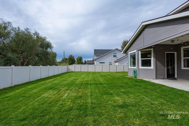 1030 N Powder River Dr, Middleton, ID 83644