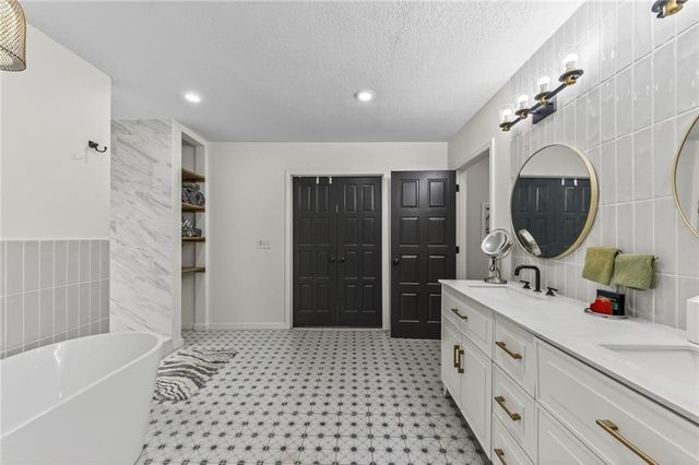 102 NW Hackberry Street, Lee's Summit, MO 64064