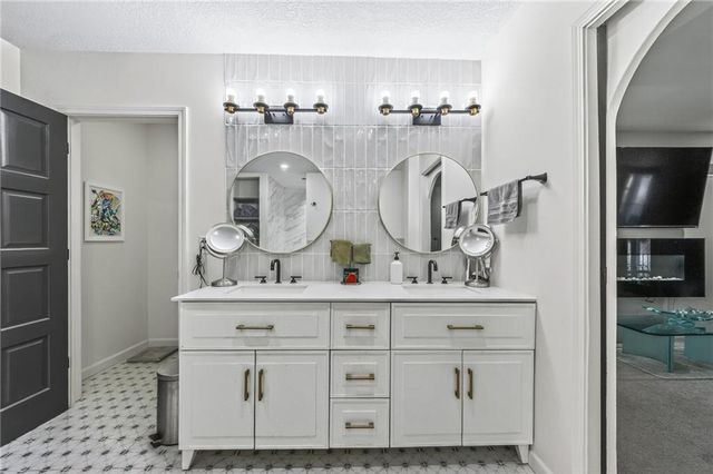 102 NW Hackberry Street, Lee's Summit, MO 64064