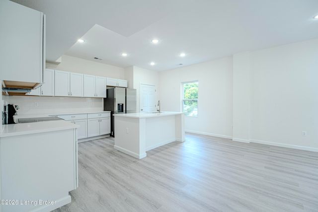7200 Oakburn Dr, Louisville, KY 40258