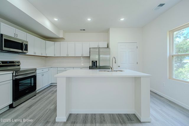 7200 Oakburn Dr, Louisville, KY 40258