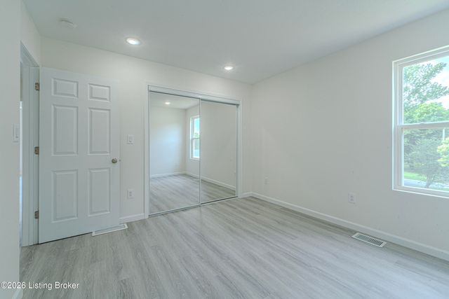 7200 Oakburn Dr, Louisville, KY 40258