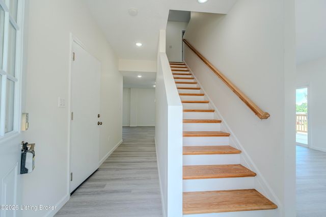 7200 Oakburn Dr, Louisville, KY 40258
